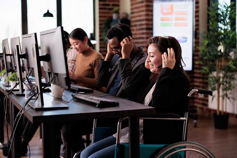 Call center inclusivo en Ceedima, Málaga. Personal altamente capacitado para brindar atención de calidad. Soluciones efectivas para tu empresa.